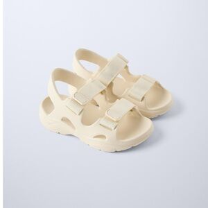 NWT Zara Size 6.5 infant Velcro closure sandals off white